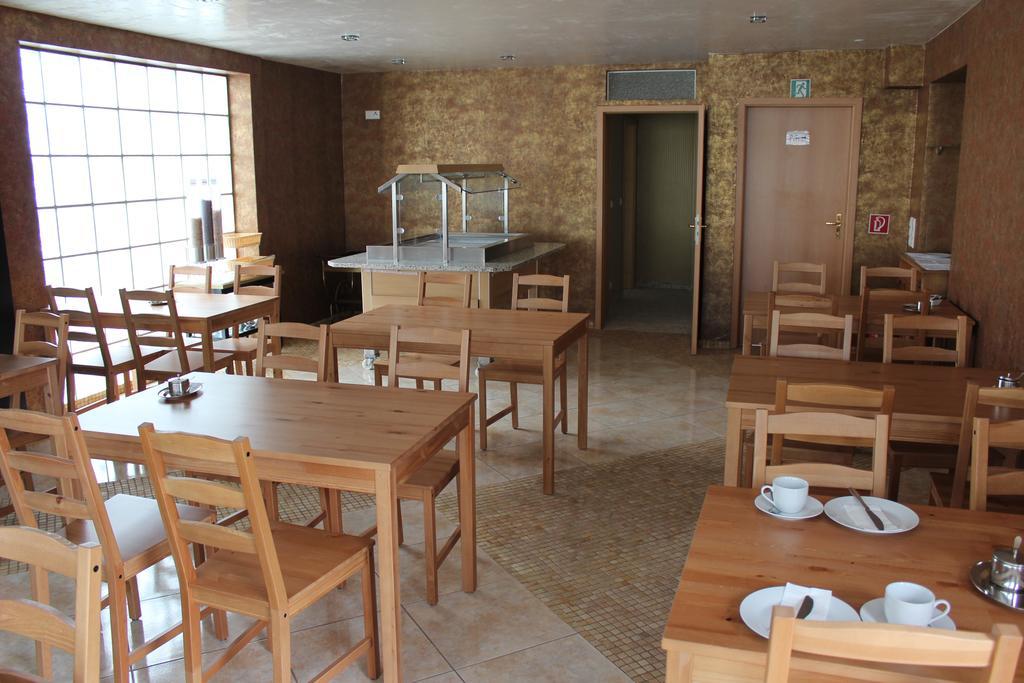 Gaestehaus Mama รูสท์ ภายนอก รูปภาพ