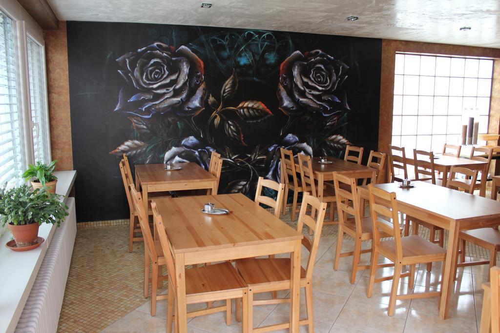 Gaestehaus Mama รูสท์ ภายนอก รูปภาพ